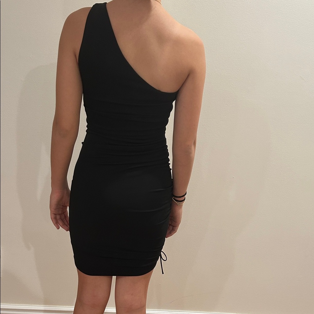 Elegant Black One-Shoulder Dress - Picture 2 of 2